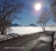 La route vers le sommet du Semnoz en hiver, Annecy